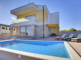 Modern Villa in Peroj With Pool and Parasol