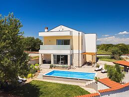 Modern Villa in Peroj With Pool and Parasol