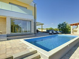 Modern Villa in Peroj With Pool and Parasol