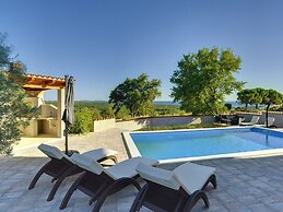 Modern Villa in Peroj With Pool and Parasol