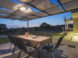 Comfortable House With Large Garden and Terrace, Near the Beach