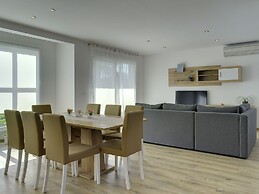 Comfortable House With Large Garden and Terrace, Near the Beach