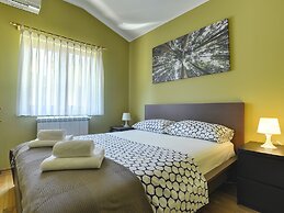 Villa in Peroj With Pool