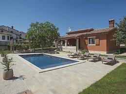Villa in Peroj With Pool