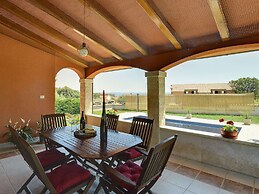 Villa in Peroj With Pool