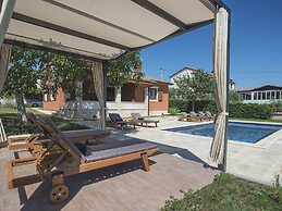 Villa in Peroj With Pool