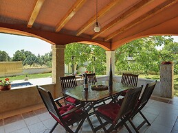 Villa in Peroj With Pool