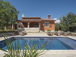 Villa in Peroj With Pool