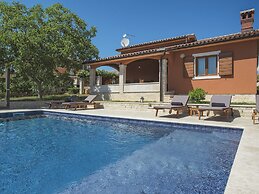 Villa in Peroj With Pool