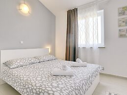 Luxurious Villa with Sauna & Hot Tub in Žminj