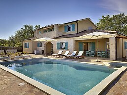 Luxurious Villa with Sauna & Hot Tub in Žminj