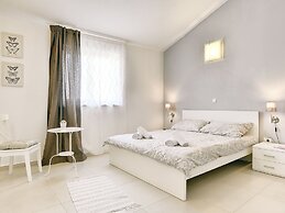 Luxurious Villa with Sauna & Hot Tub in Žminj