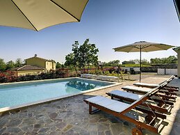 Luxurious Villa with Sauna & Hot Tub in Žminj