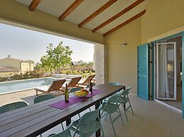 Luxurious Villa with Sauna & Hot Tub in Žminj