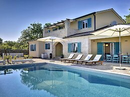 Luxurious Villa with Sauna & Hot Tub in Žminj