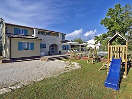 Luxurious Villa with Sauna & Hot Tub in Žminj