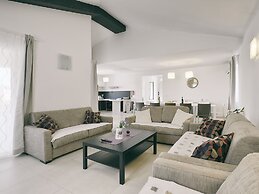 Luxurious Villa with Sauna & Hot Tub in Žminj