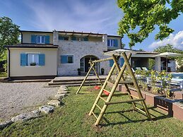 Luxurious Villa with Sauna & Hot Tub in Žminj