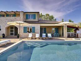 Luxurious Villa with Sauna & Hot Tub in Žminj