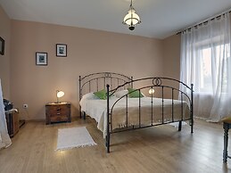 Well Maintained Holiday Home With Private Heated Pool Near the Beach