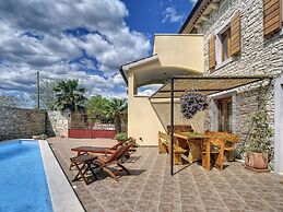 Well Maintained Holiday Home With Private Heated Pool Near the Beach