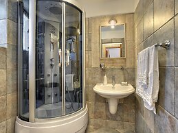 Well Maintained Holiday Home With Private Heated Pool Near the Beach