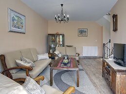 Well Maintained Holiday Home With Private Heated Pool Near the Beach