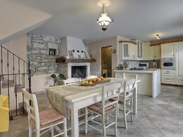 Well Maintained Holiday Home With Private Heated Pool Near the Beach