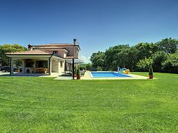 Villa With Pool and Sunshade in Rovinj