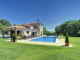 Villa With Pool and Sunshade in Rovinj