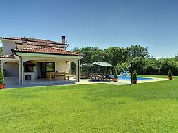 Villa With Pool and Sunshade in Rovinj