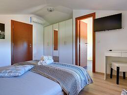 Villa With Pool and Sunshade in Rovinj