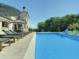 Villa With Pool and Sunshade in Rovinj