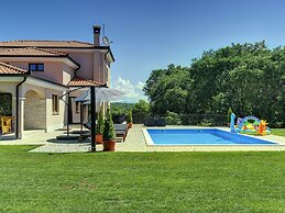 Villa With Pool and Sunshade in Rovinj