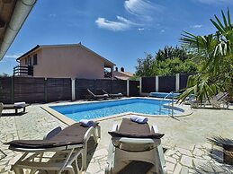 Quaint Holiday Home in Liznjan With Pool