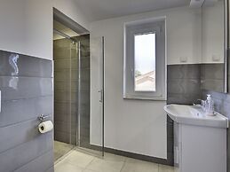 Quaint Holiday Home in Liznjan With Pool