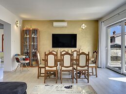 Quaint Holiday Home in Liznjan With Pool