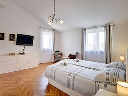 Quaint Holiday Home in Liznjan With Pool