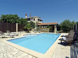 Quaint Holiday Home in Liznjan With Pool