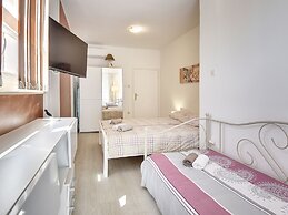 Quaint Holiday Home in Liznjan With Pool