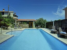 Quaint Holiday Home in Liznjan With Pool