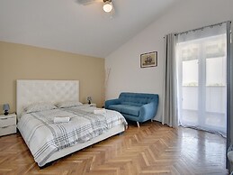 Quaint Holiday Home in Liznjan With Pool