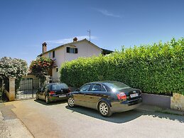 Quaint Holiday Home in Liznjan With Pool