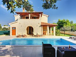 Detached Villa With Swimming Pool in the South of Istria Near the Sea