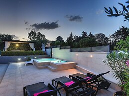 Holiday Home in Liznjan With Private Pool