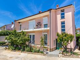 Quaint Apartment With Garden in Medulin