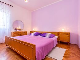 Quaint Apartment With Garden in Medulin