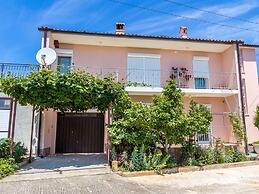 Quaint Apartment With Garden in Medulin