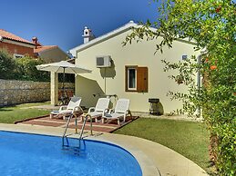 Detached Holiday House With Private Pool Only Near the Beach