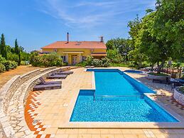 Peaceful Apartment in Pula With Swimming Pool